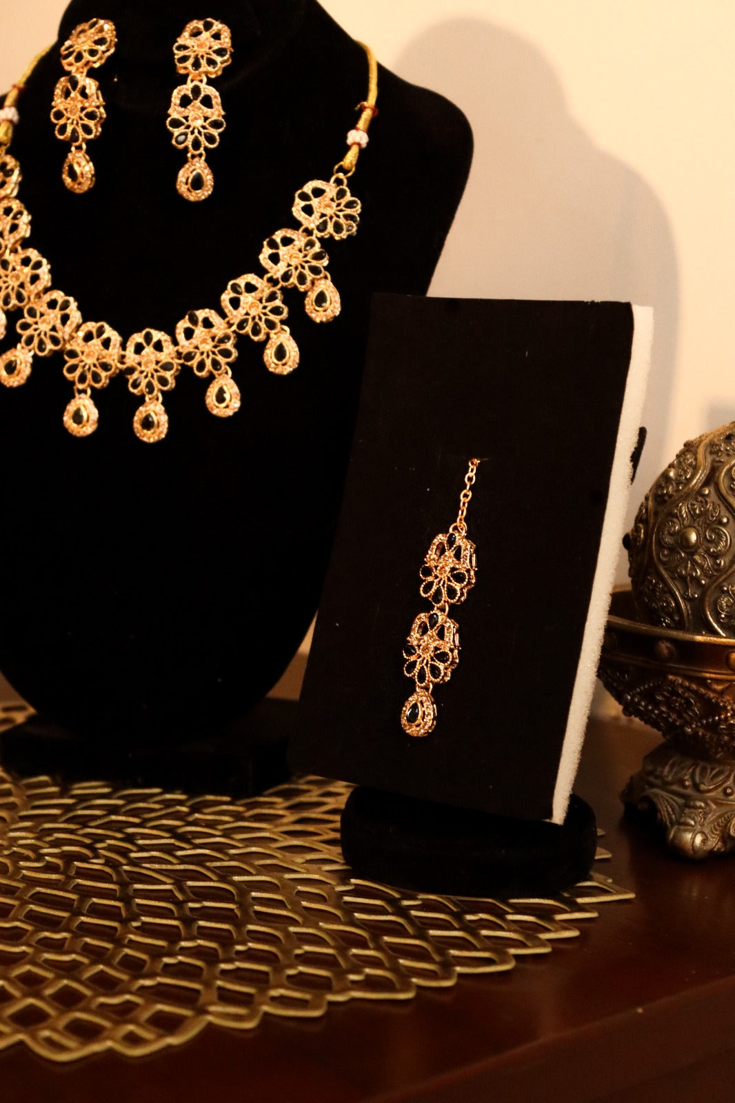 Oro's  Elegant Gold set